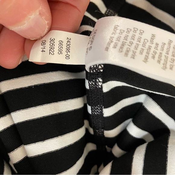 Athleta Leggings Stripes Black White Cropped Gently Worn Versatile Gym Size ST - Picture 7 of 8